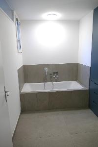 Badewanne in Badezimmer im UG