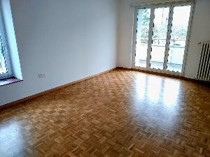 Wohnzimmer mit Balkon